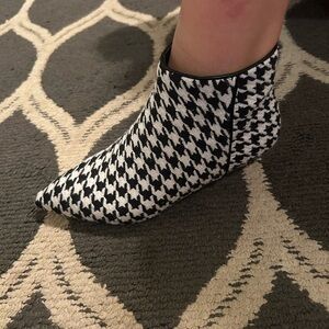 Comfortview Houndstooth Ankle Boots - Black and White